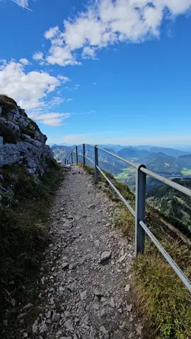 Momente des Glücks.!!! 🫶🏻🫶🏻🫶🏻🫶🏻🫶🏻🫶🏻🫶🏻 Vor den grünen Hügellandschaften des Alpenvorlandes erhebt sich am Rand des Mangfallgebirges der 1.838 m hohe Wendelstein. Der Berg gilt als einer der schönsten Aussichtsberge zwischen München und Salzburg. Kaum ein anderer Berg in den Bayerischen Alpen hat so viele Sehenswürdigkeiten zu bieten wie der Wendelstein. Neben der Seilbahn und der Zahnradbahn gehört die Wendelsteinkirche zu den Attraktionen in der Gipfelregion. #wendelstein #wandern #berg #bergliebe #fürdich 