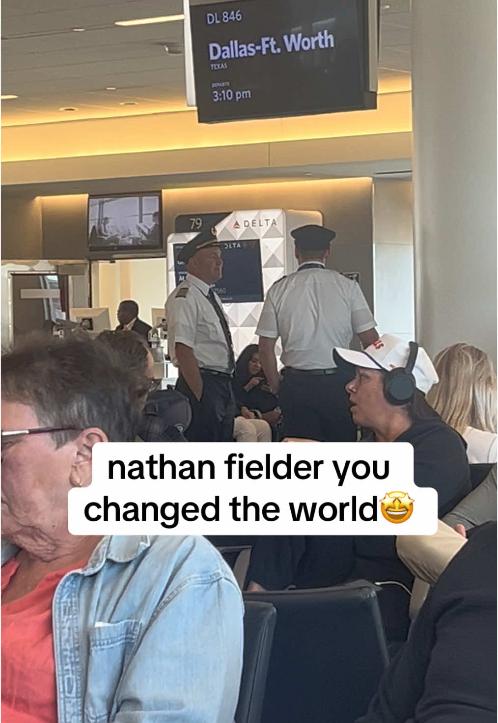they’re communicating 🥰 I feel safe now #airplanes #nathanfielder #nathanforyou 