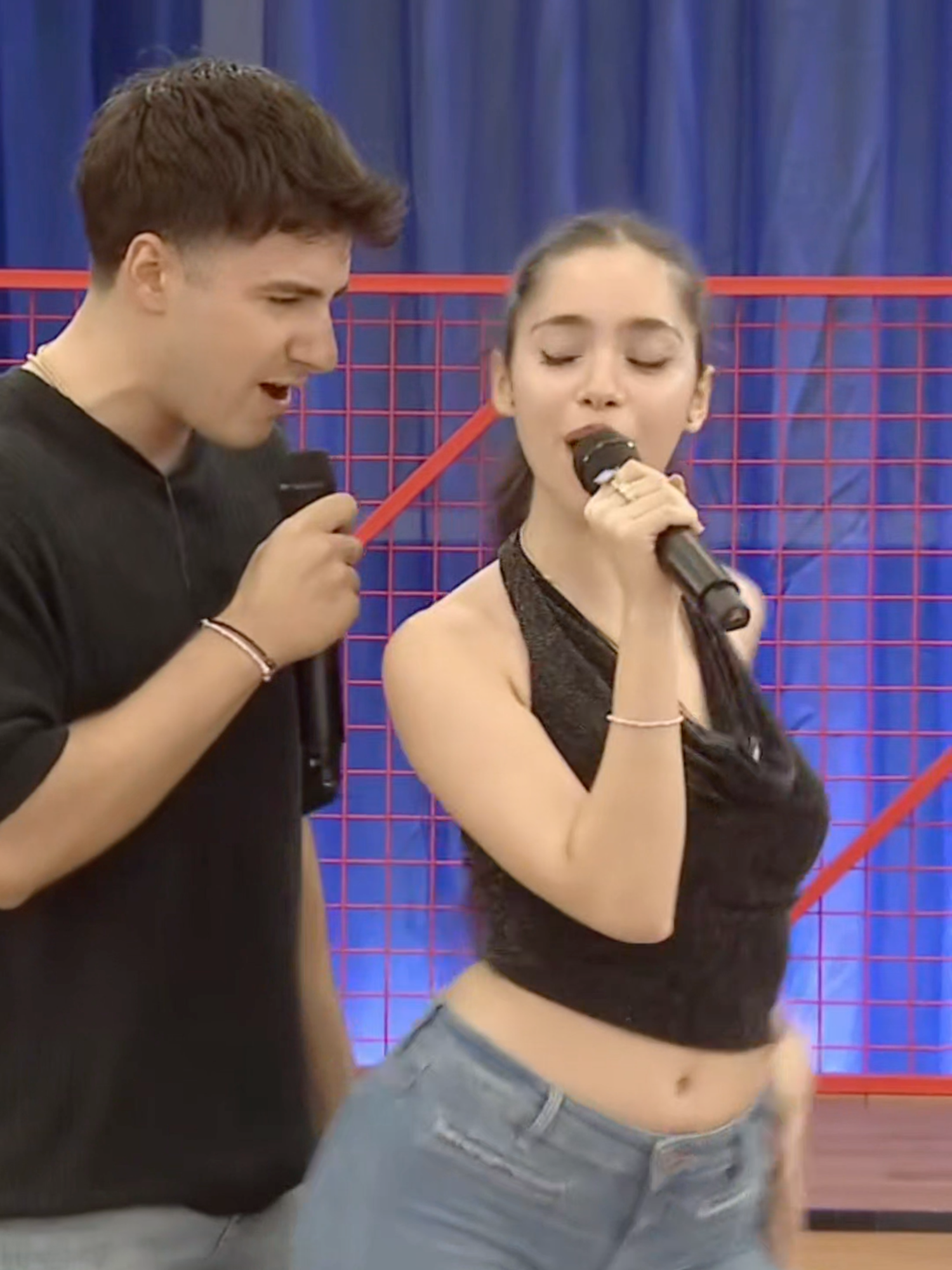 💙 @guilletoledano.ot2025 y @judit.ot2025 cantan “DON’T LEAVE ME THIS WAY” en el PRIMER PASE de MICROS de la GALA 3 de #OT2025 🎶⭐️ Podéis verlo COMPLETO en #ConexiónOT2O en @primevideoes 👀