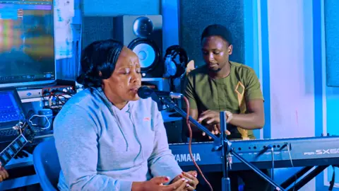 Tears made her stop singing 😭 so emotional that everyone thing change in tears 😭💔🙏 #gukawakinanda #cried #kikuyutrendingvideos #kikuyutiktok #kikuyucomedy 
