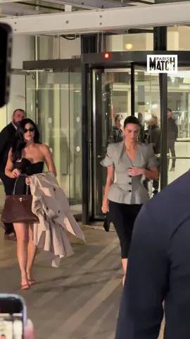 #kendalljenner #kyliejenner #schiaparelli #pfw #fashiontiktok #parisfashionweek 