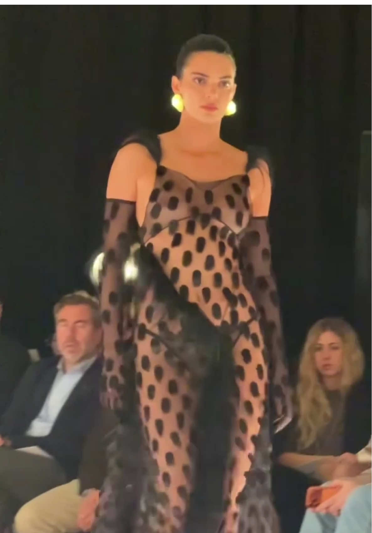 Kendall Jenner a clôturé le défilé Schiaparelli printemps-été 2026 sur le ryhthme de « One in a Million » d’Aaliyah. #kendalljenner #TikTokFashion #parisfashionweek #schiaparelli #aaliyah 