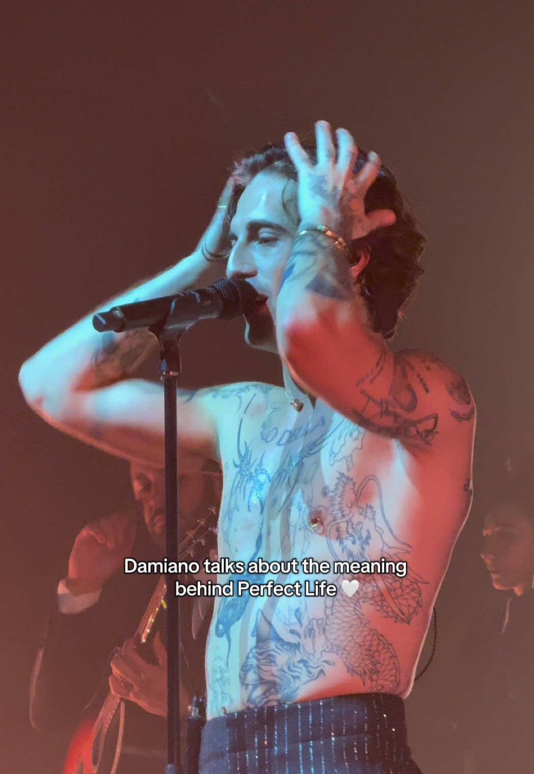 Damiano is giving a speech before Perfect Life in London, N1 28.09.2025  #damianodavid #funnylittlefearstour #london #maneskin #perfectlife @Damiano David 