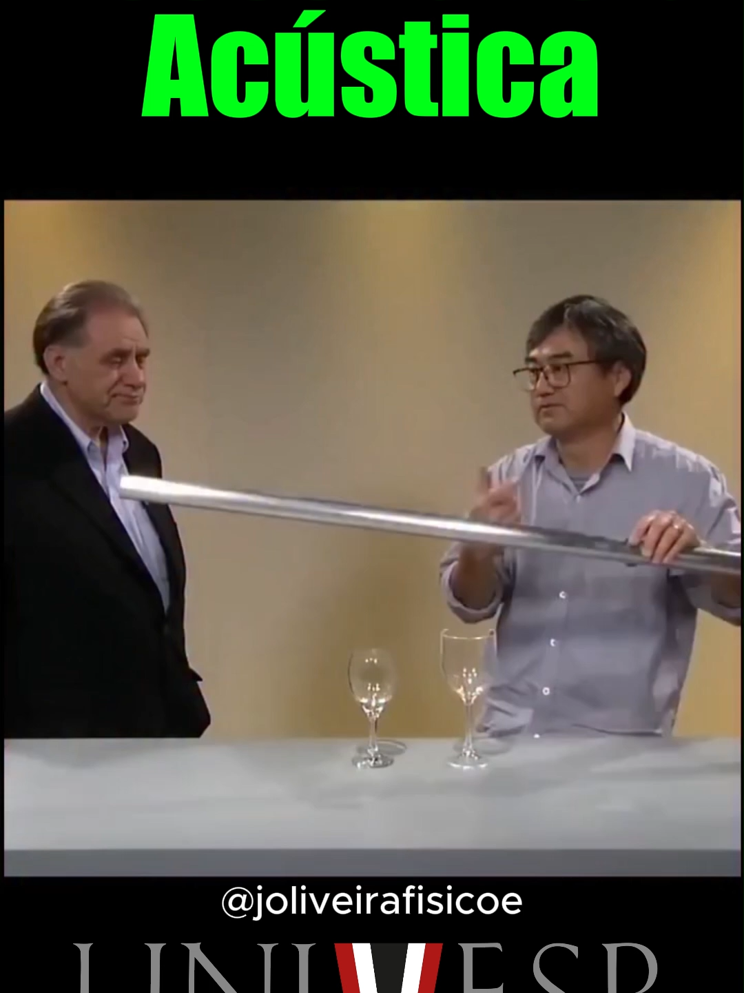 A magia da ressonância  O fenômeno observado nesse experimento é a ressonância acústica.  Quando ondas sonoras são produzidas dentro de um tubo, elas podem gerar frequências específicas chamadas de frequências ressonantes. Essas frequências dependem do comprimento do tubo, da velocidade do som no ar e das condições de contorno (extremidade aberta ou fechada).  Quando a frequência emitida pelo tubo coincide com a frequência natural de vibração das taças de cristal próximas, ocorre um acoplamento energético eficiente: a energia sonora é transferida para as taças, que passam a vibrar intensamente.  Esse fenômeno é uma aplicação prática do princípio da ressonância, que aparece em diversas áreas da física e da engenharia — desde o design de instrumentos musicais até o estudo de estruturas arquitetônicas que precisam resistir a vibrações externas. #RessonanciaAcustica #CienciaPorTrasDaMagica #FisicaNoDiaADia