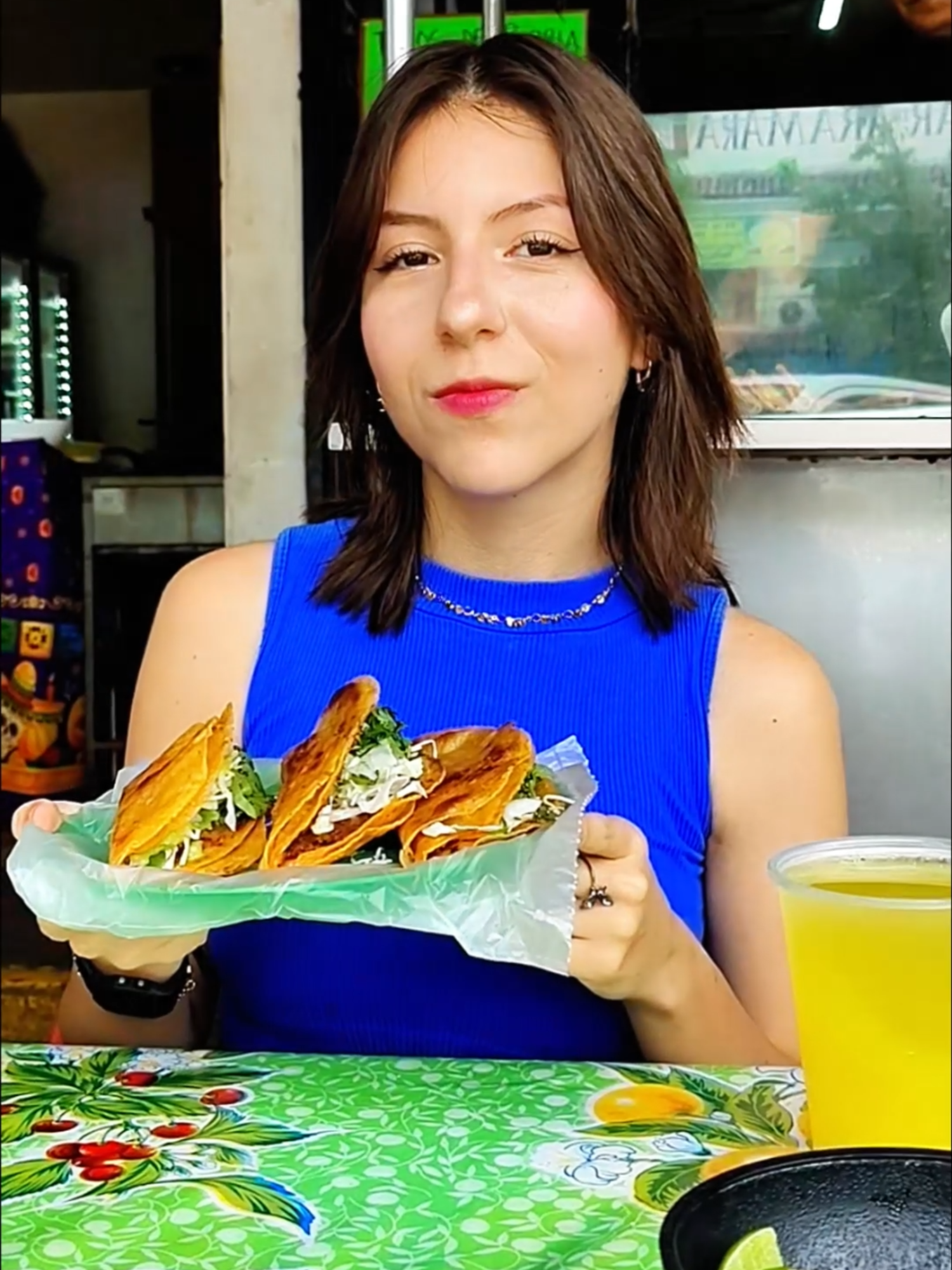 🌮🔥 En el Mercado Palmar de Aramara, Local 20, encontré unos tacos que de verdad están para chuparse los dedos 🤤. Los de Birria El Chino tienen de todo: dorados, blanditos, con queso, quesadillas y el clásico consomé calientito que no puede faltar 😍. La neta, es de esos lugares a los que pruebas una vez y ya quieres volver. 📍 Mercado Palmar de Aramara, Local 20 ⏰ Lunes a domingo de 8:00 am a 2:30 pm 🚴‍♂️ Servicio a domicilio disponible 👉 Anímense a probarlos… ¡la birria de El Chino conquista a cualquiera!