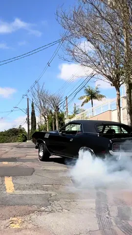 Plymouth Barracuda 1971 com mecânica 426 Hemi Stroker 528 e câmbio manual 5 marchas T5, o resultado não poderia ser outro! 👿💨 ••••••••••••••••••••••••••••••••••••••••••••• -Plymouth BarraCuda 1971  -V8 426 HEMI STROKER 528  -Motor HEMI Gen2 completamente novo, stroker para 528 polegadas cúbicas -Cabeçotes em alumínio, com injeção eletrônica dual quad Holley Sniper. -Ignição MSD.  -Escapamento TTI exhaust com saídas em 3” -Sistema de freio a disco nas 4 rodas, com kit wilwood de 6 pistões na frente. -Câmbio manual Tremec 5 TKO600 com pistol grip e embreagem hidráulica.  -Suspensão com estabilizadora hotchkis e barra de tração caltracs.  -Diferencial 3.23 auto blocante -Painel rally -Bancos em couro no padrão cuda 71 -Pneus Goodyear Polyglass  -Rodas Dodge Rally + de $150k dól planilhado em investimento de peças  💵 Sob Consulta (Quanto você acha que vale todo esse investimento?) ••••••••••••••••••••••••••••••••••••••••••••• 📲Whats/Contato: (41) 99198-0246 📍Carro localizado: CURITIBA-PR ••••••••••••••••••••••••••••••••••••••••••••• Todas as informações relacionadas, a procedência do veículo e as condições são de inteira responsabilidade do proprietário do Plymouth aqui postado! #AutoBianco 