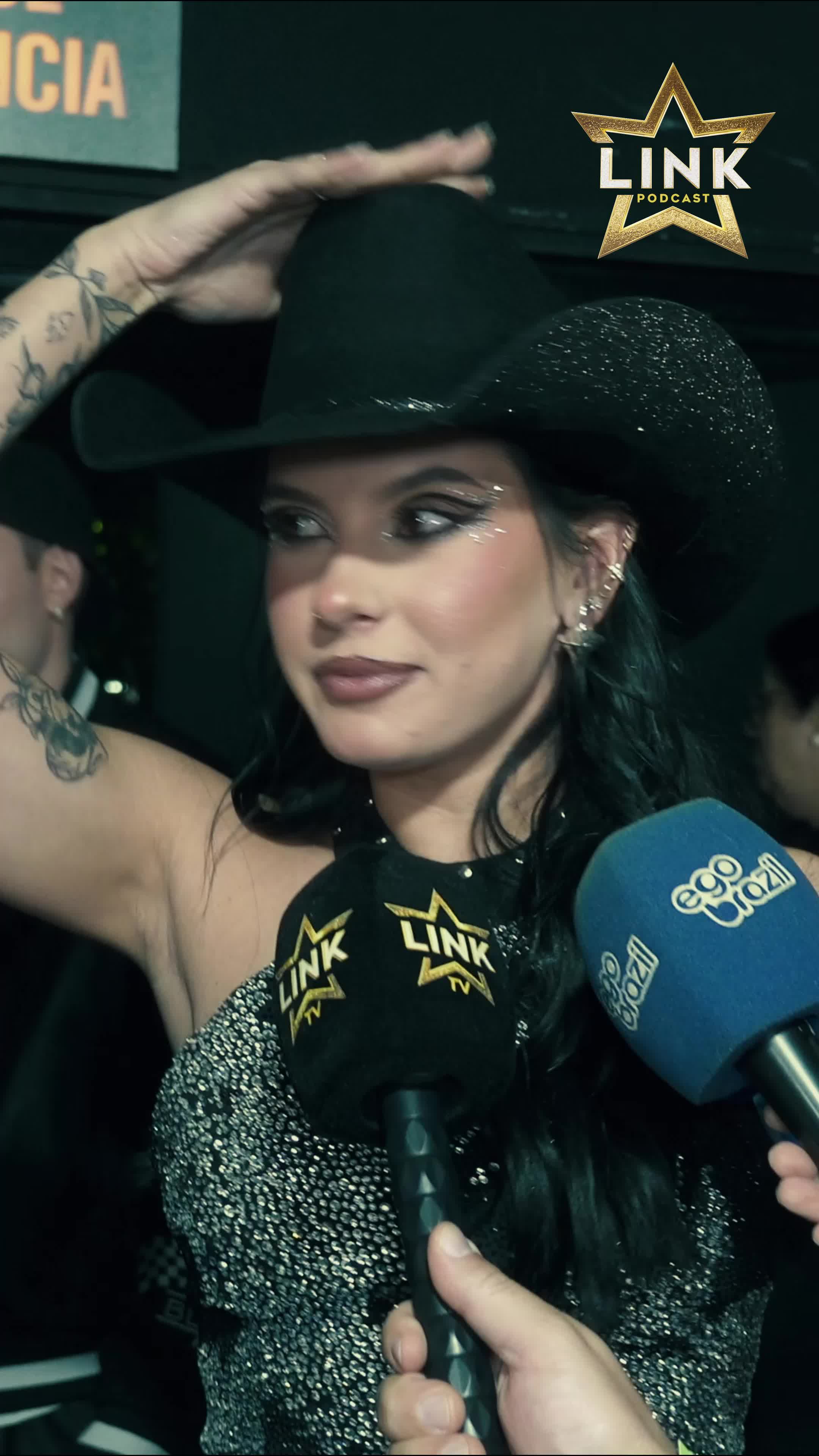 ANA CASTELA ESCLARECE 👀🔥 Será que a boiadeira tá mesmo namorando com Zé Felipe? 💥 A sertaneja abriu o jogo e contou a verdade sobre os rumores de romance! 💬🎤 👉 Corre pro LINK PODCAST pra conferir todos os detalhes dessa fofoca que tá dando o que falar! #LinkPodcast #AnaCastela #ZeFelipe #Fofoca #Polêmica #Celebridades #LinkPodcast