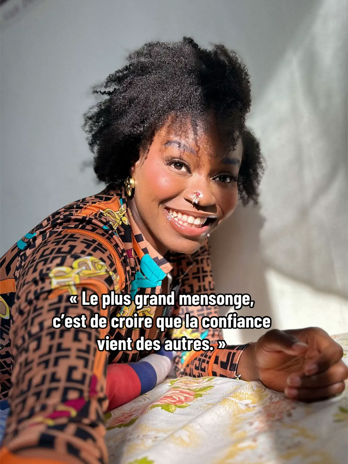Elle ne commence pas dans le regard des autres. Elle commence dans le tien. Quand tu t’aimes, malgré tout, tu n’as plus besoin de te comparer. La confiance, ce n’est pas un masque. C’est une paix intérieure que personne ne peut t’enlever. ✨