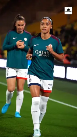 P 🎥 *Voici la femme de Vinicius Jr…* 😍   Pas une simple copine, *une reine !* 👑   Tout le monde la regarde, *mais seul Vinicius l’a conquise.* Mbappé ? Échec ❌   Yamal ? Trop petit 😅   Les autres ? Même pas une chance. 🔥 Elle est là, élégante, discrète, fidèle…   Exactement comme Vini sur le terrain : *classe, rapide, efficace.*   Ils forment *le couple royal du football !* 💬 *Si toi aussi tu respectes Vini pour son talent et sa loyauté, écris “Respect Vini 👑” dans les commentaires !* #vinicius #sakinakarchaoui #france  #paris #vinijr @Vini Jr. @sakinakarchaoui 