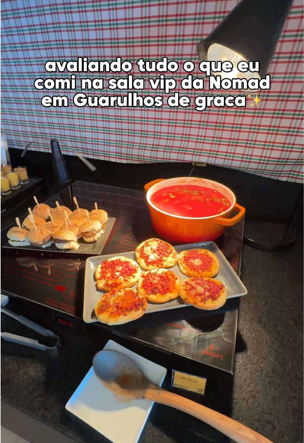 E ainda tinha cerveja, drinks, cafés, milkshakes tudo de graça mas não aguentei comer muito! Tudo que eu comi na sala VIP na Nomad em Guarulhos! Abram a conta com esse código e ganhem até 20$ de cashback, fora o acesso a sala VIP: VBW73D5DUD @Nomad Global #viagem #viagens #nomade #europa #aeroporto 