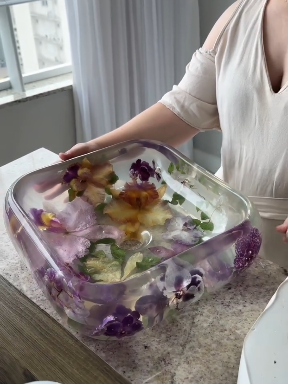 • Mais uma Cuba de Resina! Agora com flores 🌷😍 Aprenda como fazer no LINK DA BIO (Curso ArtesanatoFlix) 🔥 #epoxy #resinart #epoxyresin #woodworking #rivertable 