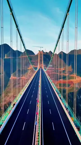 🇨🇳🇨🇳🇨🇳世界第一高花江峡谷大桥于2025年9月28日通车了。它位于贵州关岭与贞丰交界，横跨花江大峡谷，全长2890米，以1420米跨径、625米高度获两项世界第一，堪称“横竖第一”。 🇨🇳🇨🇳🇨🇳 Huajiang Gorge Bridge opened to traffic on September 28, 2025. Located at the junction of Guanling and Zhenfeng in Guizhou, it spans Huajiang Grand Canyon, with a total length of 2890 meters. It holds two world records for its 1420-meter main span and 625-meter height, known as 