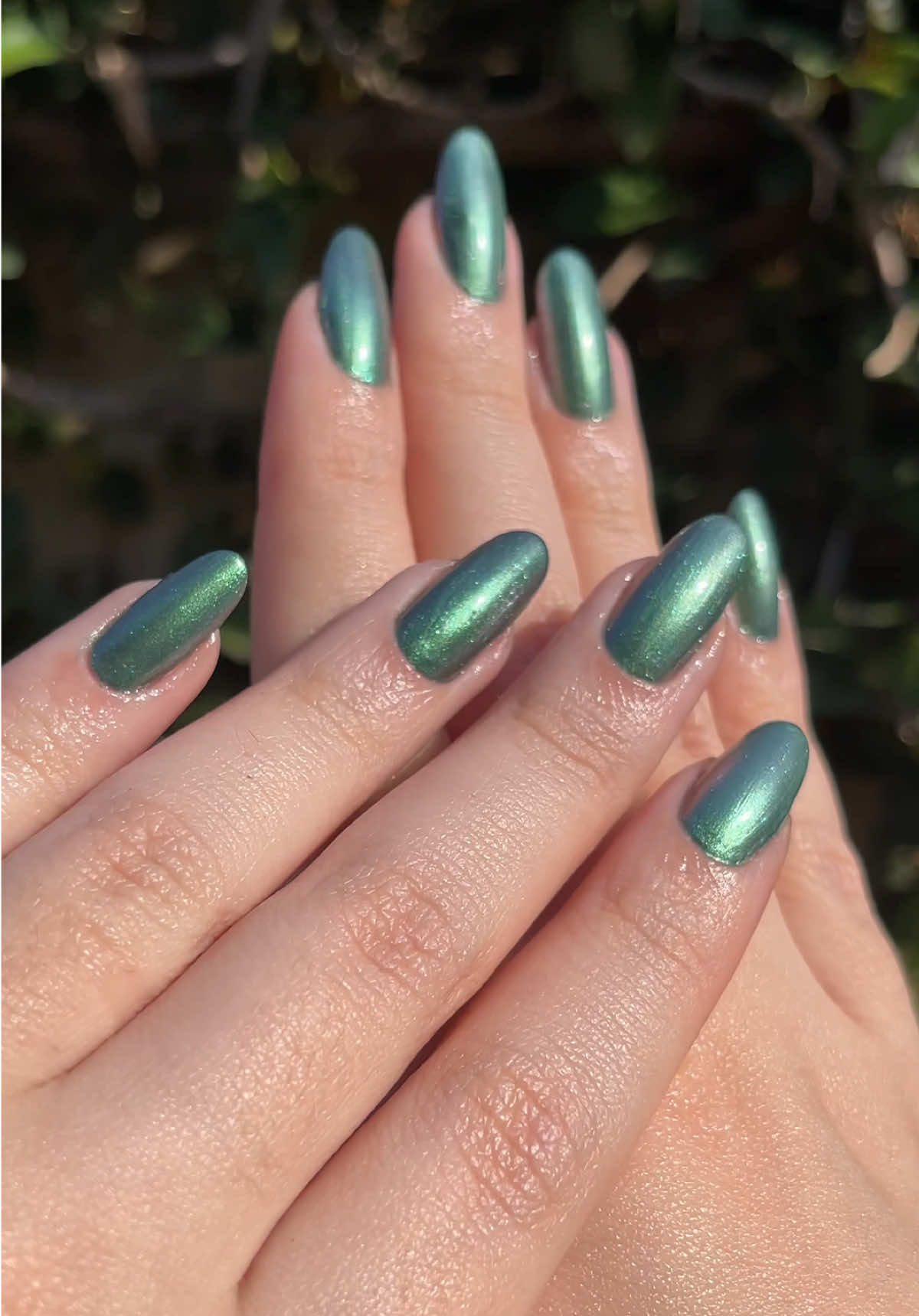 vamos fazer as unhas comigo? 💅🏼  produtos usados: removedor sem acetona farmax amolecedor de cutículas ideal cera hidratante anita kit base fortalecedora fibras de nylon anita esmalte bordado perolado impala esmalte verdelírio risque sec fast blant extra brilho ideal • #unhas #unhasnaturais #nails #esmaltação #nailart 