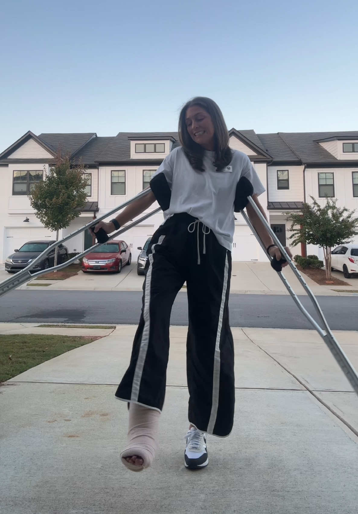 Thankful that wide leg pants are in style on this chilly morning. Pants that fit over the cast are few and far between.  #OOTD #peteacher #cast #widelegpants #casual 