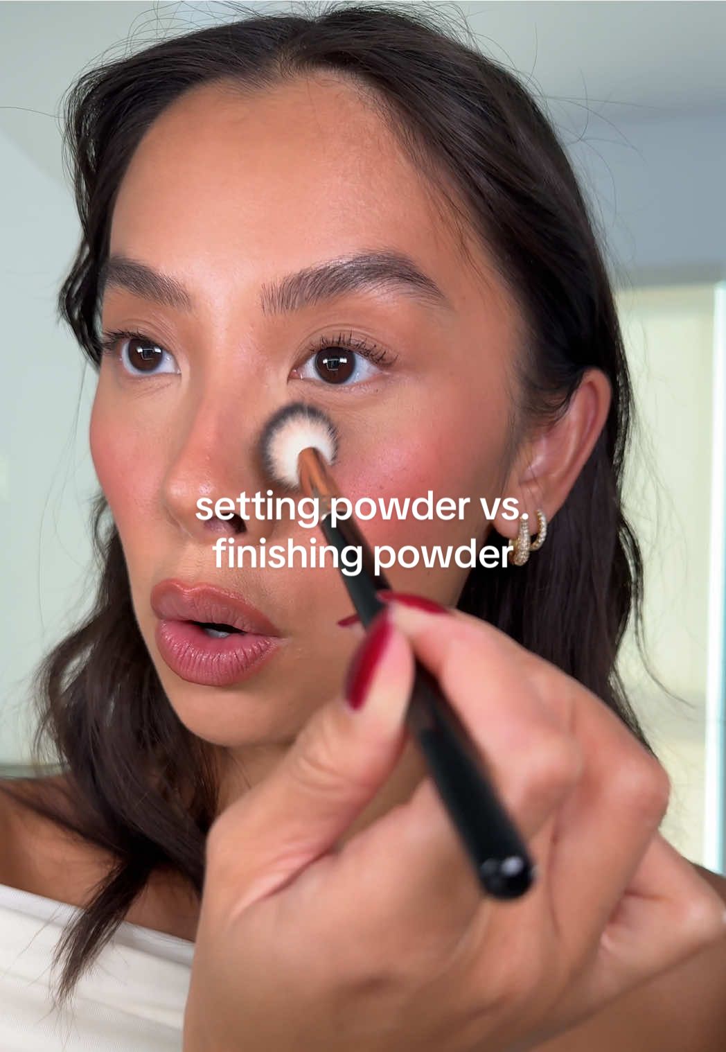 The difference between a setting powder and a finishing powder ✨ #makeuptips #longlastingmakeup #makeuphacks #beauty #fyp 