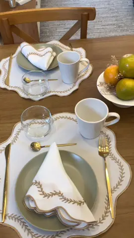Café da tarde merece aquele toque especial ✨☕ nada como um jogo americano lindo pra deixar a mesa mais aconchegante e cheia de charme 🍰🍪#RotinaAconchegante #RotinaDeCasa #CasaOrganizada #Decoração #MesaPosta 
