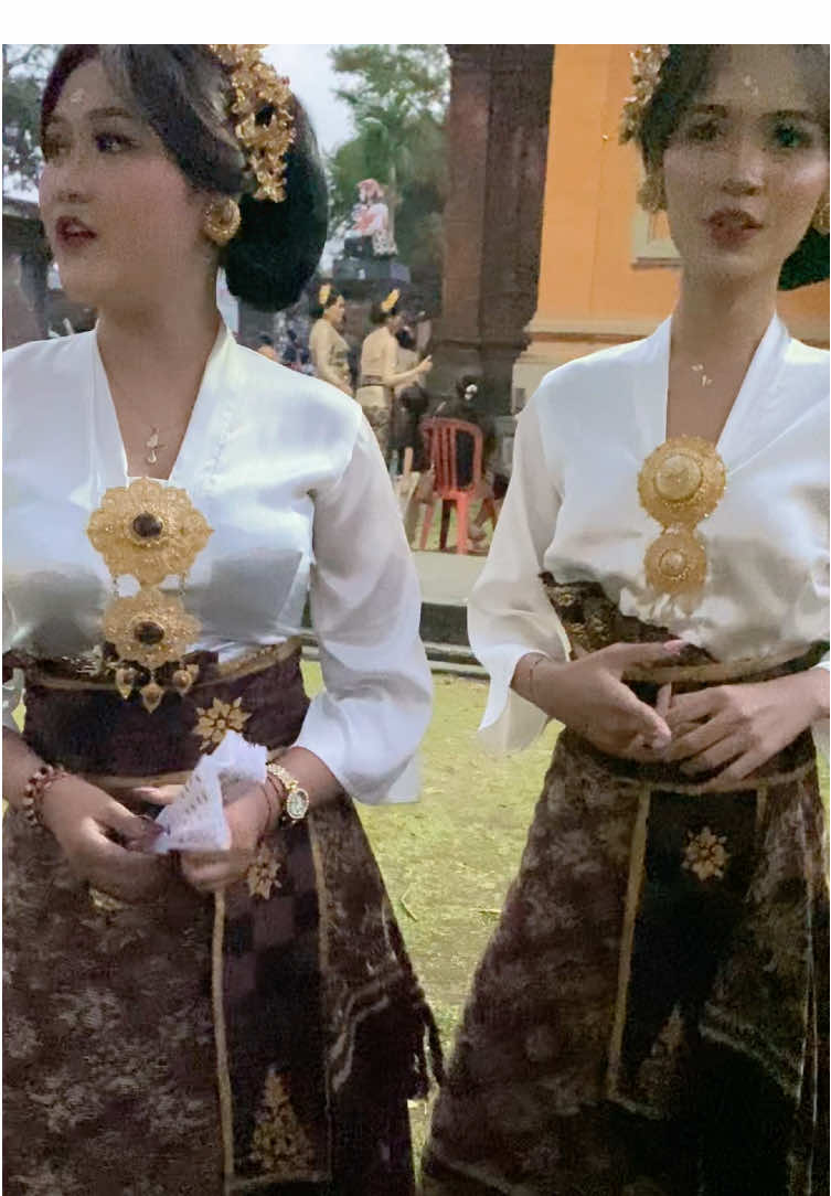 Pemanasan di belakang panggung bersama gerong2 acu dr br. Pangkung prabu ✨🥰#gerongkidang #festivaldelodpekenVI #gerong #taksu_bali 