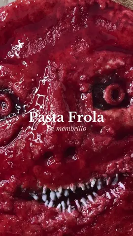 Pasta Frola 👹👻🎃 🎃 Ib: @Sentient Screams  Ingredientes: •200g Manteca pomada •180g Azúcar blanca común  •2 Huevos •1 Chorrito esencia de vainilla  •Ralladura de 1 limón grande •400g Harina 0000 •1cdita Polvo para hornear  •1/2 cdita Bicarbonato •400g Membrillo  Colocar la manteca pomada en un bowl junto con el azúcar. Batir hasta obtener una preparación cremosa.  Agregar los huevos de a uno batiendo después de cada adición.  Incorporar la esencia de vainilla y la ralladura del limón batiendo unos minutos más. Tamizar los secos: harina, polvo de hornear y bicarbonato. Incorporar con espátula de goma.  Estirar la masa de unos 4/6mm de espesor entre films. Llevar a heladera por una hora.  Fonzar la masa en una tartera. Reservar. Pisar el membrillo con un chorrito de agua y rellenar la tartera. Para el diseño : Corté un circulo del diametro de mi molde sobre papel manteca y lo llevé al freezer. Con un cuchillo chiquito moldeé la cara. Una vez firmes, lo coloqué por encima de la tarta y lo pinté con huevo batido teñido con colorante Hornear en un horno precalentado a 165º/170ºC por 30/35 minutos  Al salir del horno lo retiramos pinté con almíbar rojo y le hice los detalles de los dientes con glasé   #pastaf#pastafrolaillo #halloween  #halloweenishere #scary 