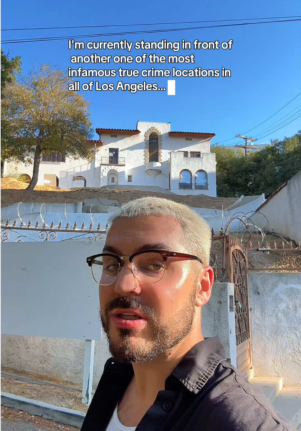 i’m here with another true crime location… the los feliz murder house 😳 this one has sat abandoned for over 50+ years since the crime happened… which true crime location should we cover next? 🕵️‍♂️🔎 #truecrime #losangeles #losfeliz #truecrimetok #spookyseason 