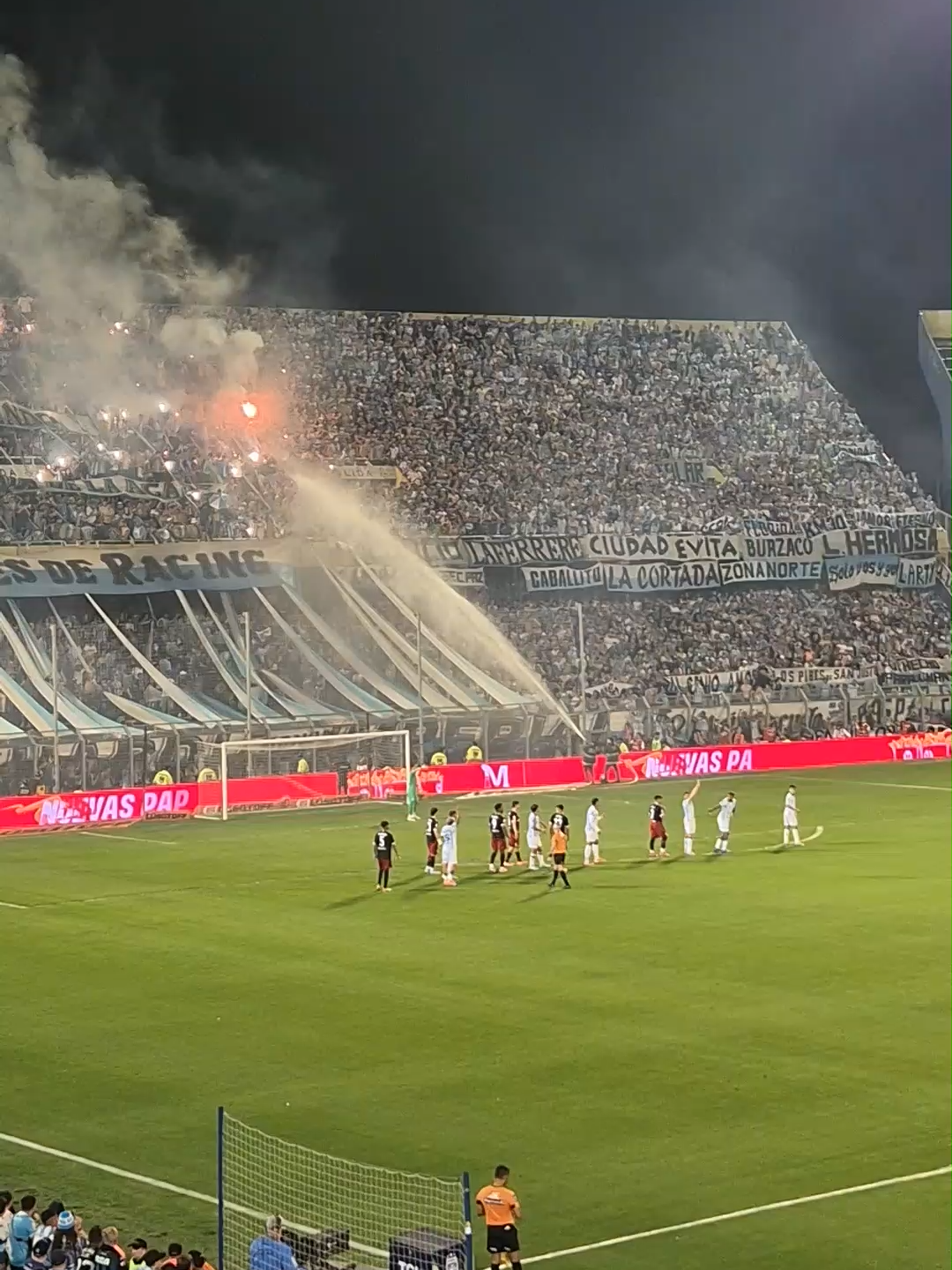 ¡Aparecieron los bomberos para apagar las bengalas! 👀🚒