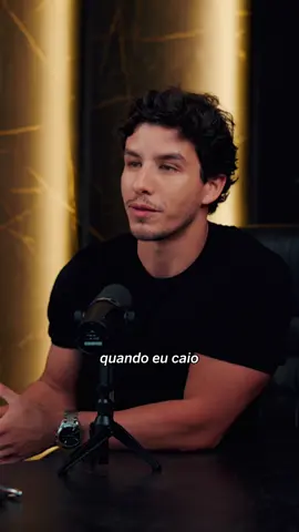 PEGA ESSA PALAVRA 🔥 Quando eu desisto, Ele insiste. Quando eu caio, Ele me ergue. Quando eu sou fraco, Ele é forte.