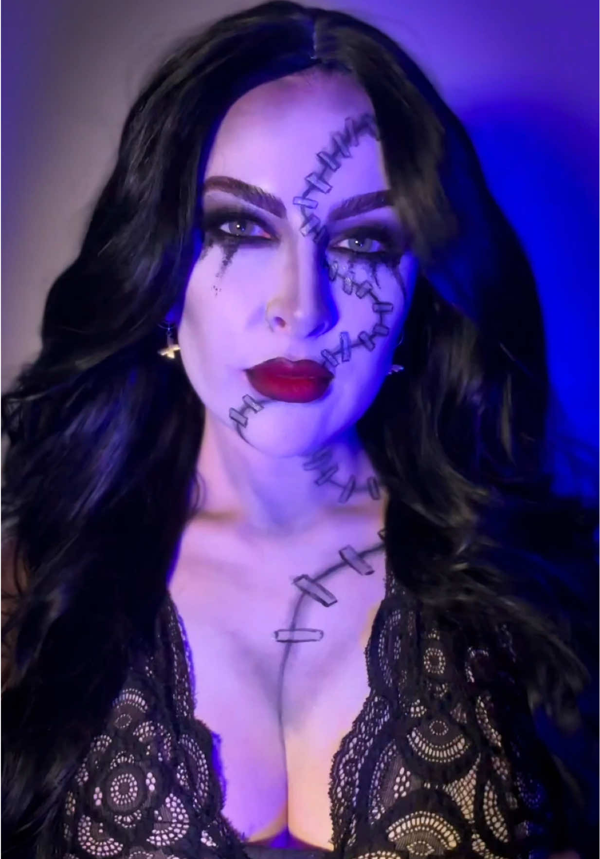 Pra dar uma esquentadinha no Halloween 🩷 Eu amooo fazer make artística  Essa é a Delores do filme Beetlejuice ✨ Me conta se você vai em alguma festa de Halloween esse ano e qual personagem?  #halloween #delores #beetlejuice #fantasiahalloween 