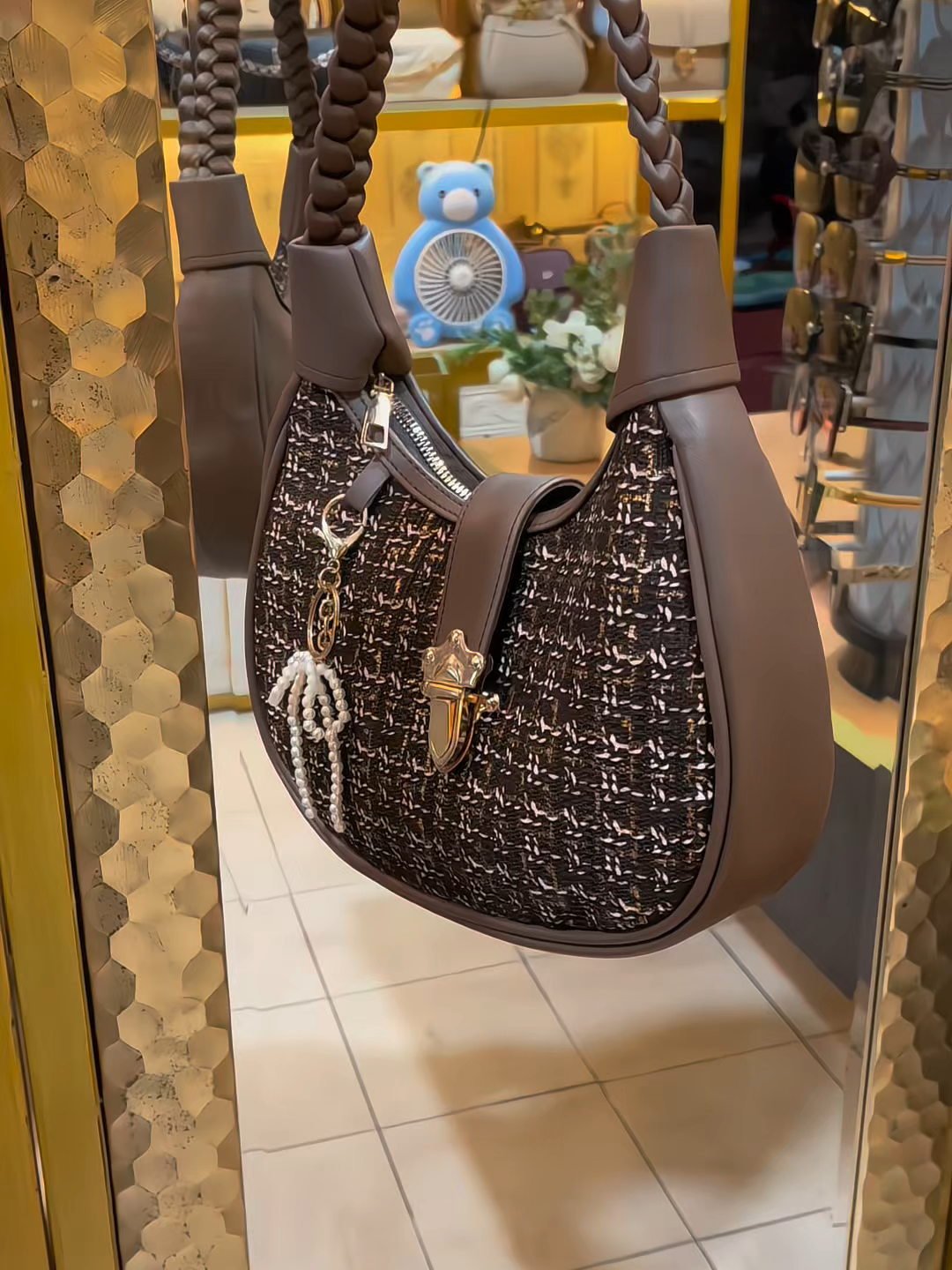 Kamu bisa tebak gak tas cantik dan elegan gini harganya berapa #tasselempangwanita #taswanitaelegan #handbagwanita #shoulderbagwanita