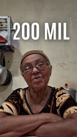 Semana passada eu cheguei a 200 mil seguidores e fui contar essa notícia pra vovó, aqui tá o resultado da prosa. Quando comecei a postar aqui, a ideia era mostrar meu trabalho e, quem sabe, conquistar um projeto ou outro. Não imaginava sair tanto dessa bolha e encontrar tanta gente que vê na arquitetura algo além da pedra e do cal: vê memória, afeto, vida acontecendo dentro dos espaços. Hoje eu recebo mensagens todos os dias de pessoas dizendo como esse conteúdo tem feito diferença. Isso me dá coragem pra seguir, mesmo quando eu não sei muito bem o que tô fazendo, só fazendo. Obrigado a cada um que chegou e decidiu ficar. Sinto que estamos  apenas começando. #arquiteturapernambucana #arquiteturaregional #arquiteturanordestina