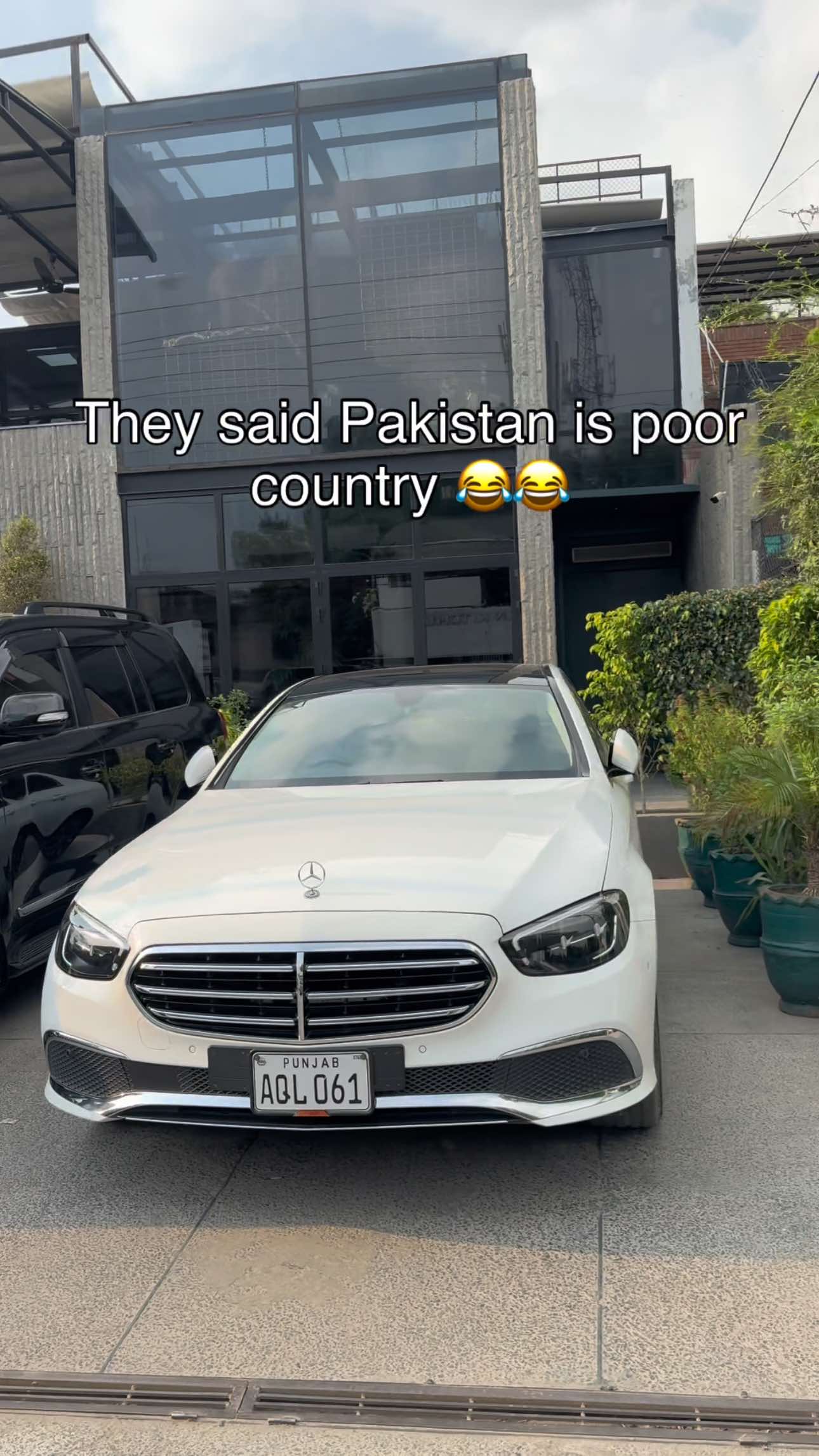 Pakistan Mafia ☠️🇵🇰 #carspotting #elitecarsoflahore #lx570 #rangerovervogue #bmw 