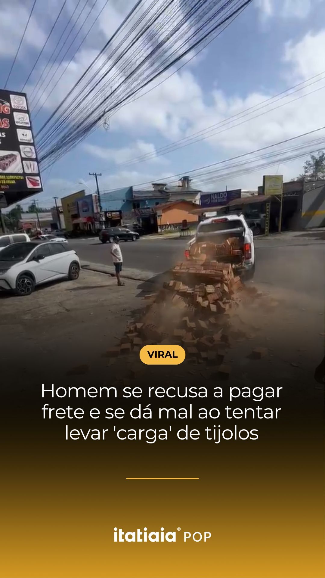 🛜 VIRAL | Uma cena curiosa e inusitada chamou atenção nas redes sociais: para economizar 10 reais no frete, um homem decidiu levar um milhares de tijolos na carroceria de sua caminhonete. E acabou se dando muito mal — assim que saiu da loja, a carga pesada acabou tombando e se espalhando pela rua. No vídeo é possível ver a reação de seus colegas que já esperavam que a tragédia fosse acontecer. 🧱 Você aí, tentaria fazer a mesma gambiarra? Ou pagaria os 10 reais de frete? Conte aqui nos comentários! ▶️ Dê o play confira! 📲 Leia mais em itatiaia.com.br 📹 Esu_nego_loiro | carloseduado69 | myhoodbr #tijolos #queda #inusitada #gambiarra #frete #10reais