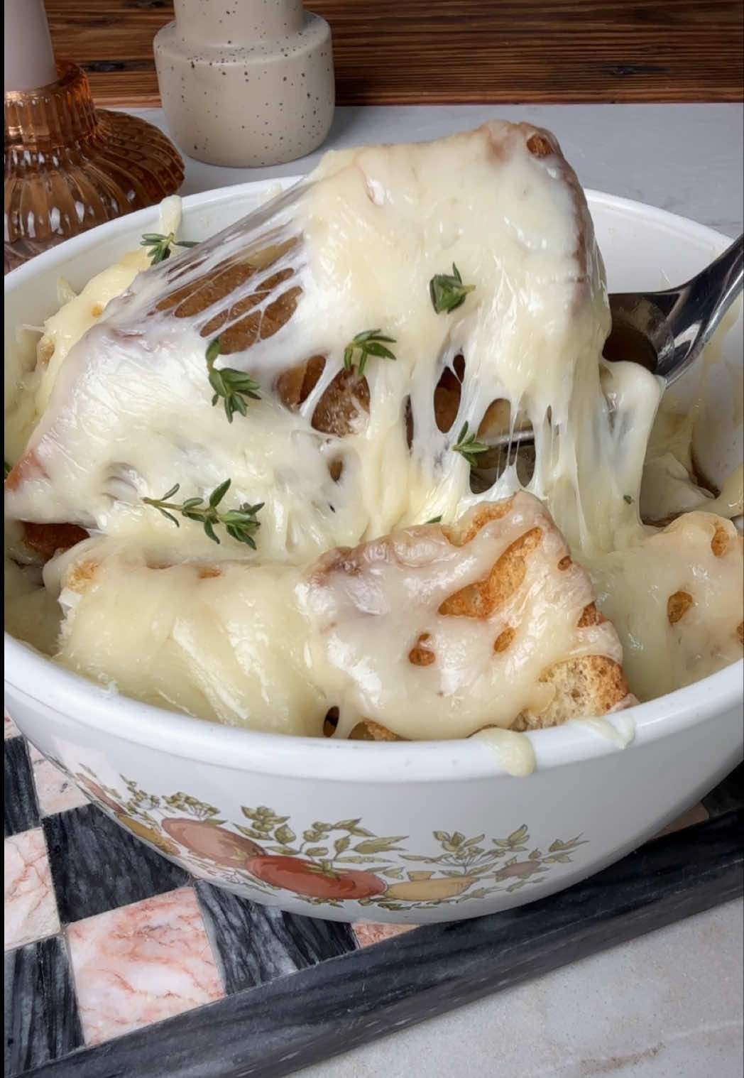 Caramelized onions, rich broth, and plenty of melted cheese on top…no other explanation needed 🥖🧅🧀 #frenchonionsoup #souprecipe #fallrecipes #DinnerIdeas 