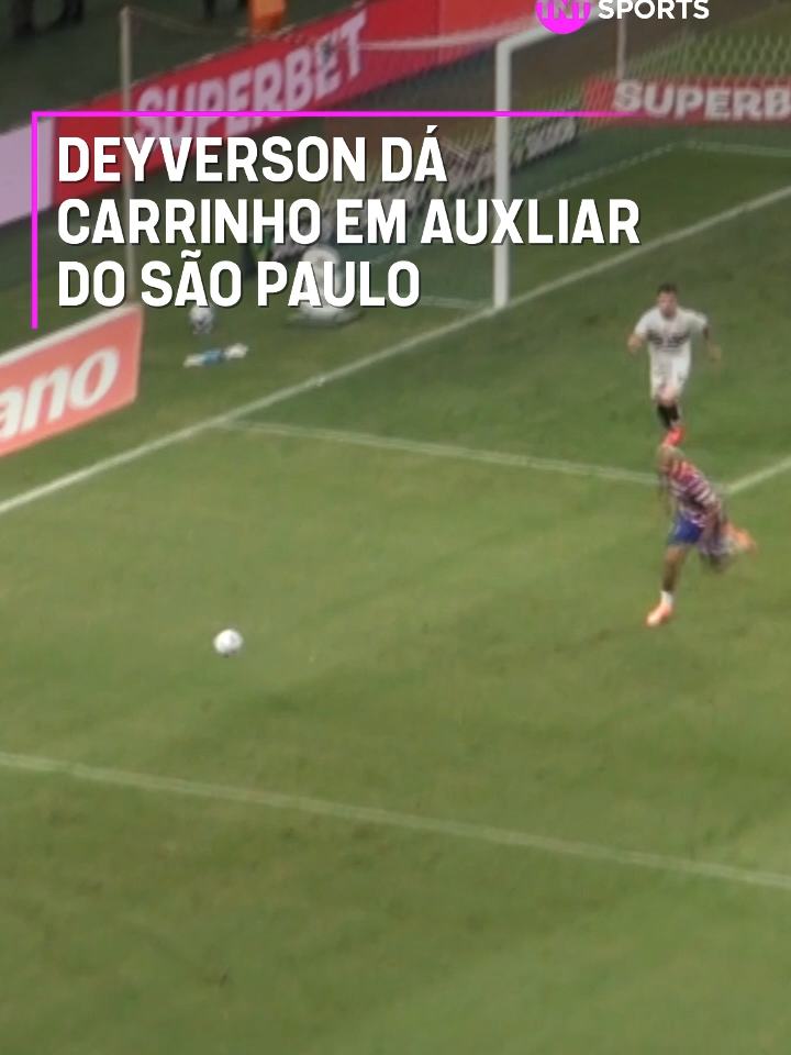 CALMA AÍ, DEYVERSON! 😅🤣 O atacante do Fortaleza tava com tanta vontade que deu carrinho até em membro da comissão técnica do São Paulo! #FutebolBrasileiro #BrasileirãoBetano #sãopaulo #foryou #spfc #fortaleza #deyverson