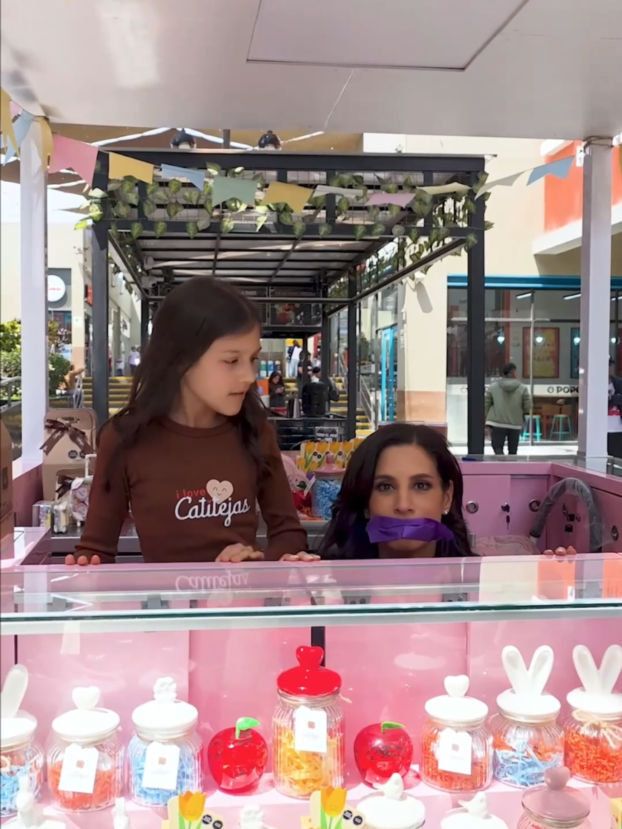 Le preguntaron a @Pia Copello  si vendían Catitejas... y Catita se tuvo que adelantar 😂 ¡Siempre dispuestos a responder sus dudas! Elige entre las deliciosas Catitejas de manjar con pecanas, lúcuma... y ahora Dubai 🤩🍫 Compra en: 💻 www.catitejas.pe 🛜 Por nuestras redes sociales (DM) 📱 O al whatsapp 986915003 #catitejas #comedia #piacopello #viral #dubai 