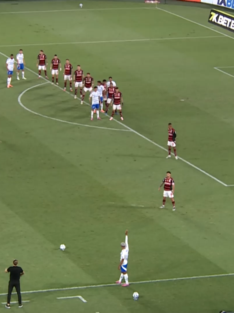 MUITAS FALTAS E POUCOS GOLS NO JOGÃO DECISIVO! - Flamengo 0 x 0 Cruzeiro Flamengo recebeu o Cruzeiro no Maracanã e, em um jogo muito disputado, não conseguiu marcar gols. Mesmo com a expulsão de William no segundo tempo, o empate sem gols persistiu no placar. Se liga nos melhores momentos! #FutebolBrasileiro #BrasileirãoBetano #cruzeiro #flamengo #tiktokesportes