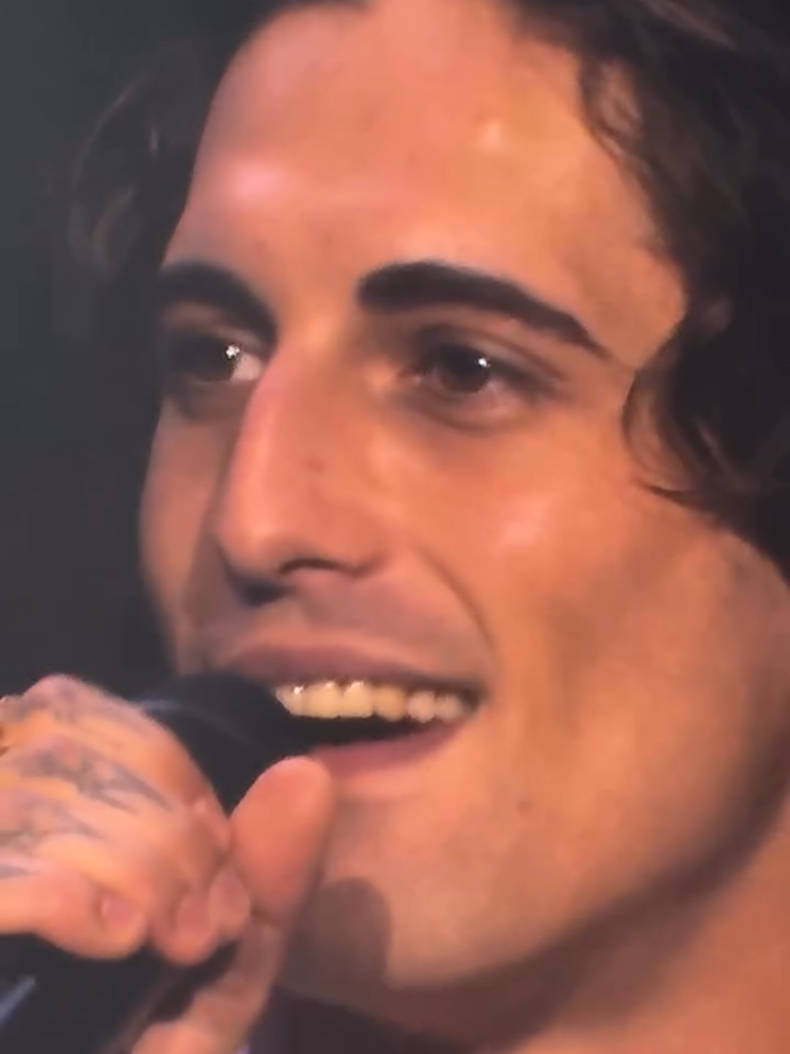 a carinha do Damiano emocionado com os fãs na Bélgica 😍 Imagina quando for aqui no Brasil? 🥹💕 📽️ Emilykatsioloude @Damiano David #damianodavid #foryoupage #fyp #viral #maneskin 