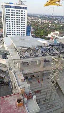 nyoba kiu kiu ke anak PKL #alatberat #rcraneindonesia #operatormuda #opratormuda_punyacerita #towercraneoprator 