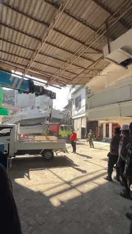 Proses Evakuasi hari ke 4 mengerahkan alat berat,semoga masih ada harapan untuk korban yg masih hidup bisa diselamatkan,amin. #sidoarjo #jatim #ponpesbuduran 