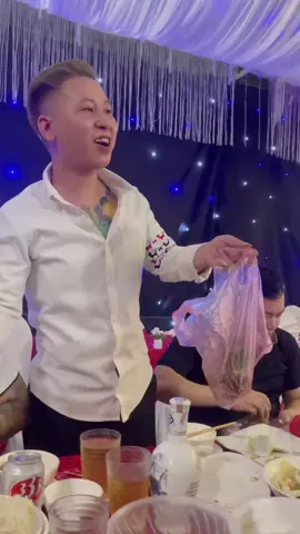 Vẫn còn đang bận đi ăn cỗ lấy phần 🤣