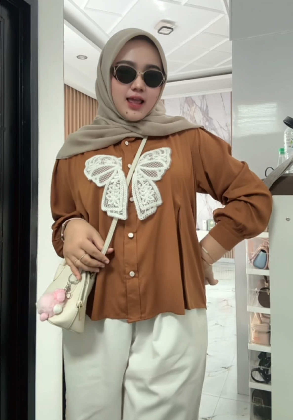 Gemess bgt ini model kemeja nya @Excel.store ada pita2 nya gtuu😍🤎 #atasanwanita #blouse #fypシ゚ 
