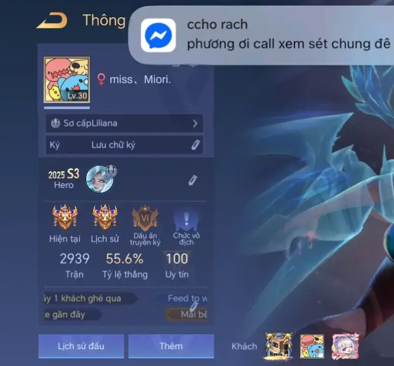 Có lẽ mình đã đặt quá nhiều niềm tin vào tình yêu. Có những lúc mình tự hỏi, liệu có phải chính vì mình yêu quá chân thành nên mới thấy mọi thứ mong manh đến vậy không. Mình vẫn hay tưởng tượng về một ngày nào đó, mọi thứ mình đang nắm chặt sẽ tự nhiên rơi khỏi tay, người mình thương sẽ bước đi, và mình lại đứng một mình, lặng lẽ nhìn theo. Nghĩ tới thôi cũng đủ để tim mình thắt lại. Người ta vẫn nói yêu là phải tin, nhưng sao mỗi lần mình tin lại thấy lòng mình run rẩy như đi trên sợi dây mỏng. Mình từng nghĩ tình yêu sẽ là nơi để dựa vào, là chỗ để mình tìm về khi mệt mỏi, nhưng càng lớn mình càng nhận ra tình yêu cũng có thể là thứ khiến mình kiệt sức nhất. Có khi chỉ một cái im lặng thôi cũng đủ để mình hoang mang, một cái tin nhắn muộn cũng đủ khiến mình tự dằn vặt cả đêm. Mình không trách ai, chỉ tự hỏi sao trái tim mình lại yếu đuối thế này. Có lẽ yêu là như vậy, là học cách chấp nhận nỗi sợ mất đi ngay cả khi vẫn đang nắm giữ, học cách bình thản với khả năng bị bỏ lại. Mình vẫn cố gắng cứng cỏi, vẫn tự nhắc bản thân đừng phụ thuộc quá nhiều, đừng trao hết mọi thứ cho một người, nhưng rốt cuộc khi đã yêu thì có mấy ai tính toán được đâu. Đêm xuống, nằm một mình, mình mới thấy rõ nỗi cô đơn của mình, thấy những khoảng trống mà mình chẳng thể lấp bằng bất cứ điều gì. Mình tự hỏi có phải mình sai khi yêu sâu đậm, hay chỉ đơn giản là tình yêu vốn dĩ đã mong manh như thế. Có lẽ rồi cũng đến lúc mình phải học cách yêu mà không níu kéo, học cách cho mà không đòi nhận lại, học cách mỉm cười ngay cả khi trái tim còn đang chảy máu. Đôi khi mình tự nhủ, thôi cứ yêu đi, cứ chân thành đi, bởi dù kết quả thế nào thì ít ra mình đã sống đúng với trái tim mình. Và dù sợ hãi đến mấy, mình vẫn hy vọng đâu đó có một người sẽ hiểu và ở lại, không phải để lấp đầy nỗi cô đơn này, mà để cùng mình đi qua nó. #xuhuongtiktok #lienquanmobile #fyp #viral #foryoupage 