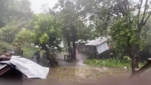 BAGSIK NG BAGYONG PAOLO SA DINAPIGUE, ISABELA 🌀⚠️ Malakas na hangin na sinasabayan ng ulan ang nararanasan ngayon sa Dinapigue, #Isabela kasabay ng patuloy na pananalasa ng bagyong #PaoloPH (#MATMO). 🎥 Contributed video #BantayBagyo #PaoloPH 