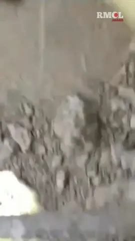 Selama empat hari penuh Tim SAR Gabungan berjuang tanpa henti mengevakuasi korban yang terjebak di reruntuhan bangunan pondok pesantren di Sidoarjo. Salah satu korban selamat menceritakan bahwa dirinya hanya bisa tidur dan bangun dalam gelap tanpa mengetahui waktu. Ia merasa sangat bersyukur akhirnya berhasil diselamatkan Tim SAR pada malam hari setelah salat Isya. Mari kita doakan agar seluruh korban bisa segera ditemukan dan tim penyelamat selalu dalam lindungan Allah. Aamiin. 🎥:Ig//joshua_banjarnahor_ #rmoljabar #timsar #santri