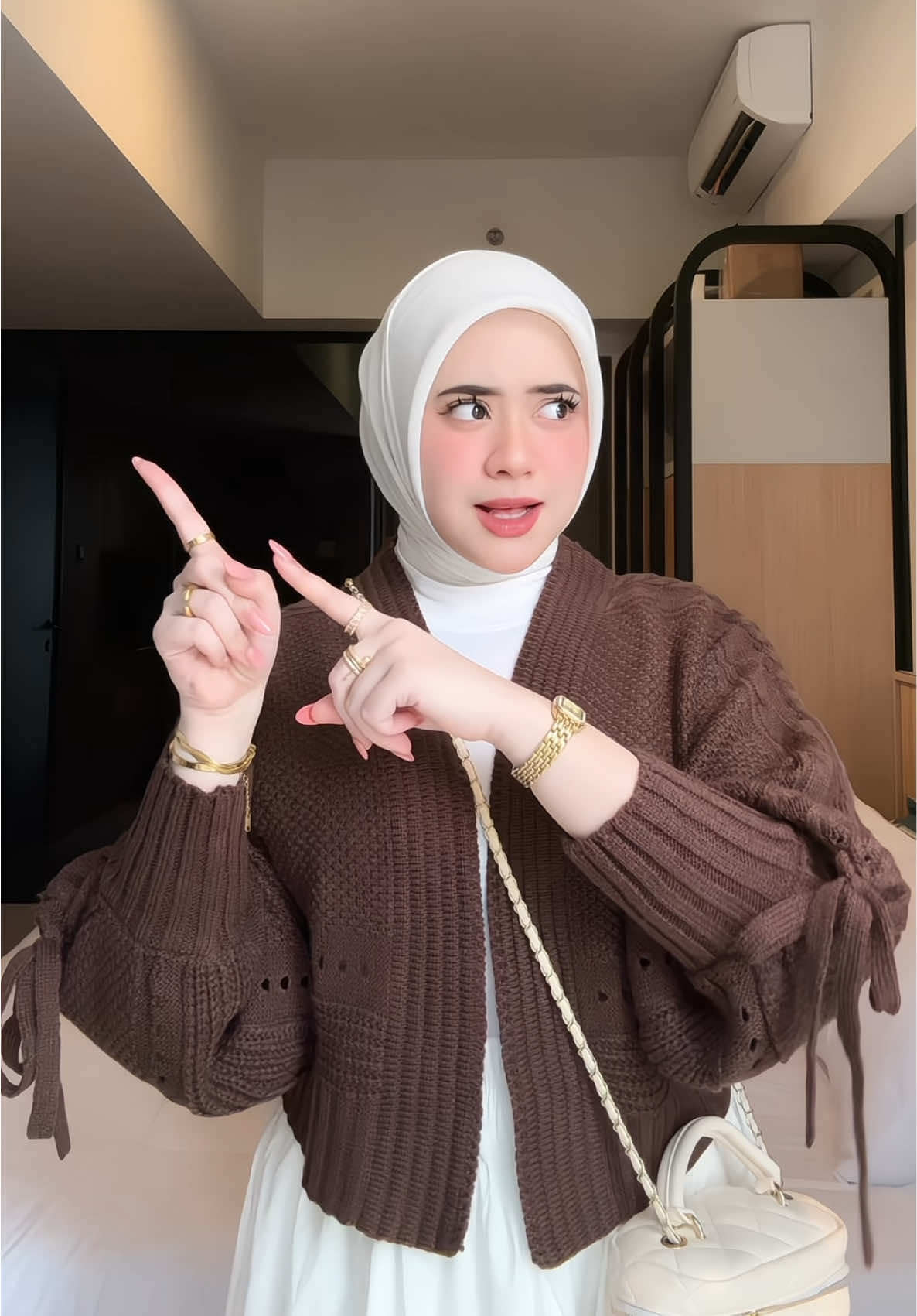 lucuu bgt cardinya so cute abizz!!🤎 #cardigan #cardiganrajut #cardigancrop #OOTD #ootdhijab 