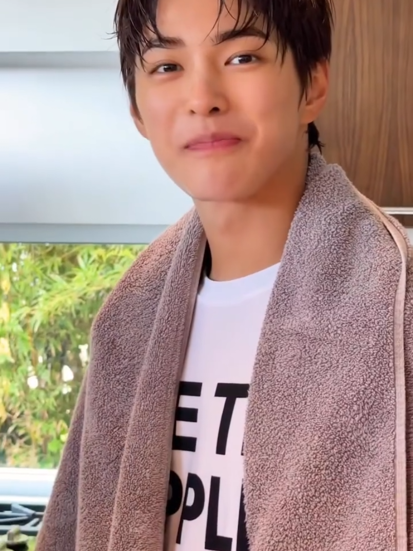 ลูกชายหม่ามี๊ไม่ดื้อเลยครับ.. แต่ชอตลูกกรณ์ ถีบพี่เจมส์ แม่มีอึ้งงง 555555 😆น่าร้ากกกกก พี่น้องเขาหยอกกันอะเนอะ..😸 #keonho #cortis #เด็กดื้อ #ไม่ดื้อ 