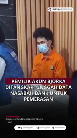 Pemilik Akun Bjorka Ditangkap, Unggah Data Nasabah Bank untuk Pemerasan Direktorat Reserse Siber Polda Metro Jaya menangkap pria berinisial WFT (22), pemilik akun X bernama *Bjorka* atau @bjorkanesiaa versi 2020, di Minahasa, Sulawesi Utara. Penangkapan dilakukan pada Selasa (23/9/2025) setelah WFT kedapatan mengunggah tampilan database nasabah salah satu bank swasta di media sosial serta forum gelap. Pelaku sempat mengklaim telah meretas 4,9 juta akun nasabah dan mengirim pesan langsung ke pihak bank, yang kemudian melaporkan kasus tersebut ke polisi pada April 2025. Kasubdit IV Siber Polda Metro Jaya AKBP Herman Edco Wijaya Simbolon mengungkapkan, aksi WFT bermotif pemerasan meski belum sempat terlaksana. Sejak 2020, WFT diketahui aktif memakai nama Bjorka di media sosial dan forum gelap sebelum mengganti identitas menjadi *SkyWave* pada Februari 2025. Dari hasil pemeriksaan barang bukti, penyidik menemukan WFT juga membagikan sampel data perbankan melalui Telegram, memperkuat dugaan keterlibatannya dalam jaringan jual beli data ilegal. #akunbjorka #pemilikakun #penangkapanbjorka #databasenasabah #peretasandata #poldametrojaya #skywave #datailegal