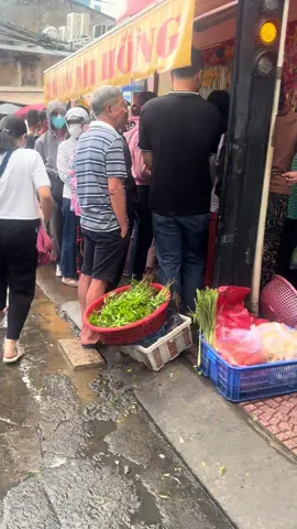 Mặc kệ nắng mưa 🤣 miễn tui mua được 🤣  #giavang #dutrend #xuhuong 