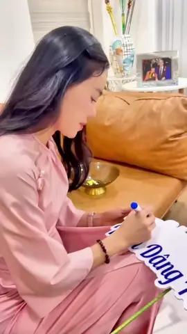 Thương sau hết tình cảm này đây vẫn âm thầm vẫn theo dõi nóng lòng hơn bao giờ hết khi ng thân ng chị e đang chia xa chúng ta 🥹