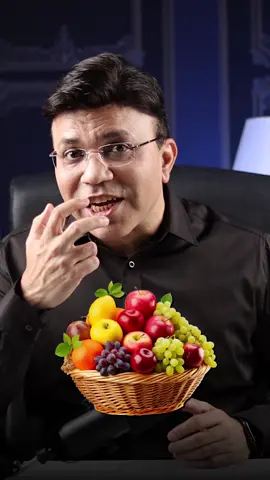 🍎 Fruit sirf khali pet hi khana chahiye? MYTH BUSTED! ❌ Logon ne itna confuse kar diya hai ki fruit khaane se pehle calendar dekhna padta hai 😅 Sach ye hai: fruit kabhi bhi khao — bas had se zyada na ho! ➡️ Myth vs Science clear karo is reel ke saath 🔁 Share karo un sabke saath jo har waqt fruit timing ka lecture dete hain 💬 Aap kab khaate ho fruit — morning me ya dinner ke baad? Comment karo 👇