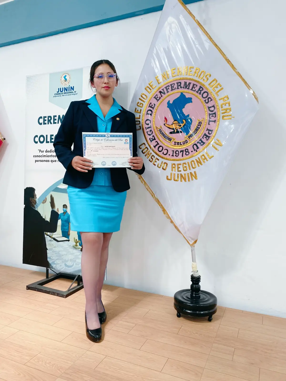 Qué bonito se siente concluir una etapa pausada en mí vida , fue un camino muy dificil pero se logró. Colegiatura 🩵 