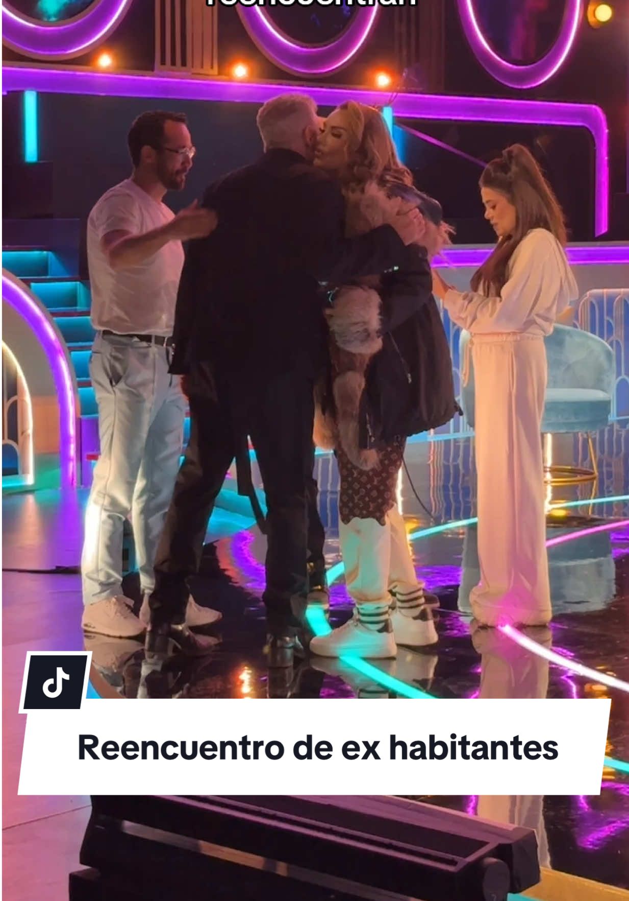 Así se reencontraron los ex habitantes de #LaCasaDeLosFamososMx Tercera Temporada 🥹👏 SUSCRÍBETE AHORA a #ViX y disfruta sin interrupciones el 24/7🔥 #Original #Ch #lcdlfmx 
